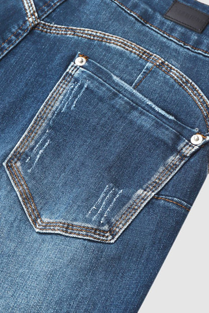 Capri-Jeans mit zerrissenem, hochgerolltem Saum