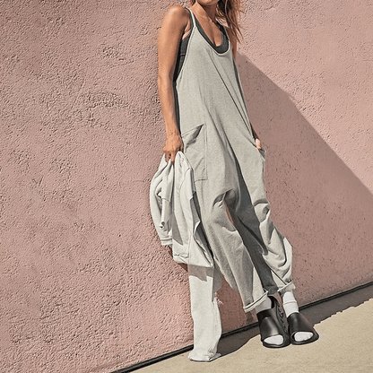 Minimalistischer Overall mit Taschen und V-Ausschnitt
