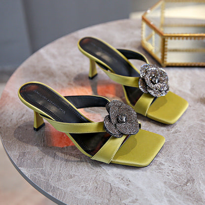 Sandalen für Damen mit Strassblüte, quadratischer Spitze und Absatz