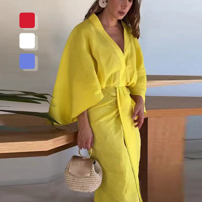 Einfarbiges plissiertes Kleid mit V-Ausschnitt und Fischschwanzsaum