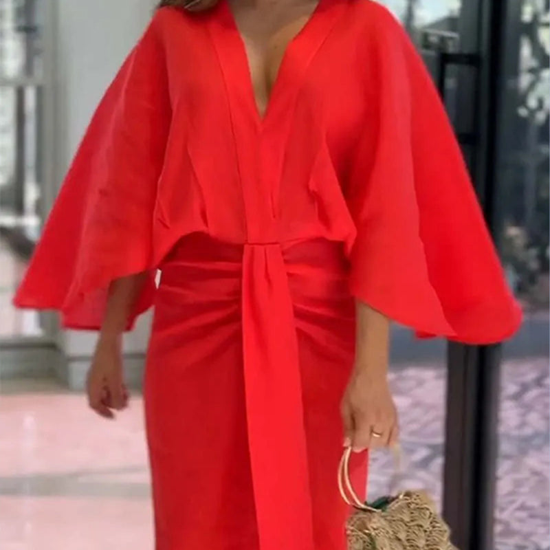Einfarbiges plissiertes Kleid mit V-Ausschnitt und Fischschwanzsaum