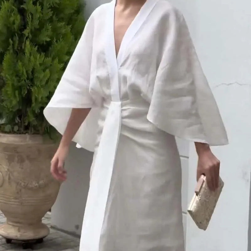 Einfarbiges plissiertes Kleid mit V-Ausschnitt und Fischschwanzsaum