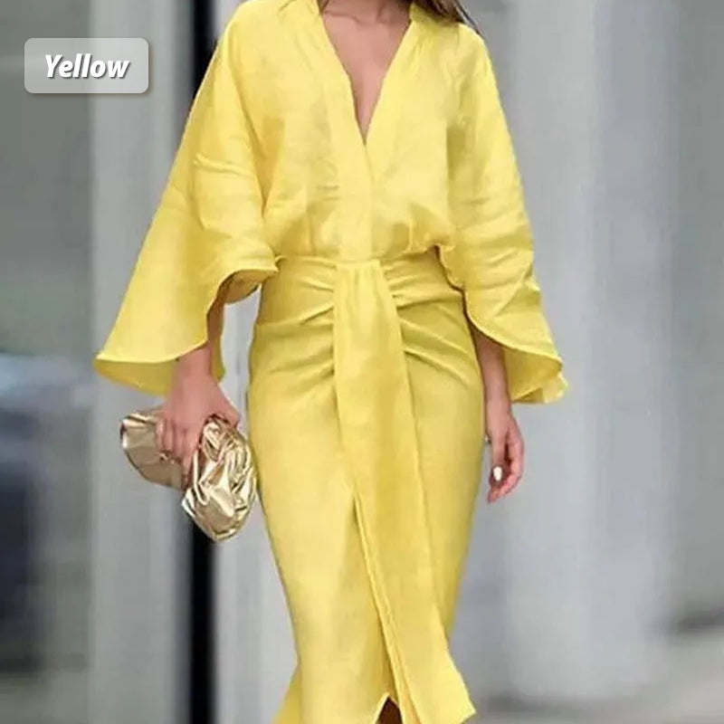 Einfarbiges plissiertes Kleid mit V-Ausschnitt und Fischschwanzsaum