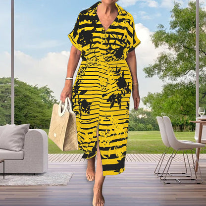 Kurzärmeliges Kleid mit Blumenmuster und geschlitztem Saum