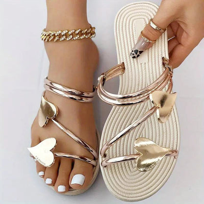 Flache Sandalen mit offener Zehe und herzförmigem Dekor