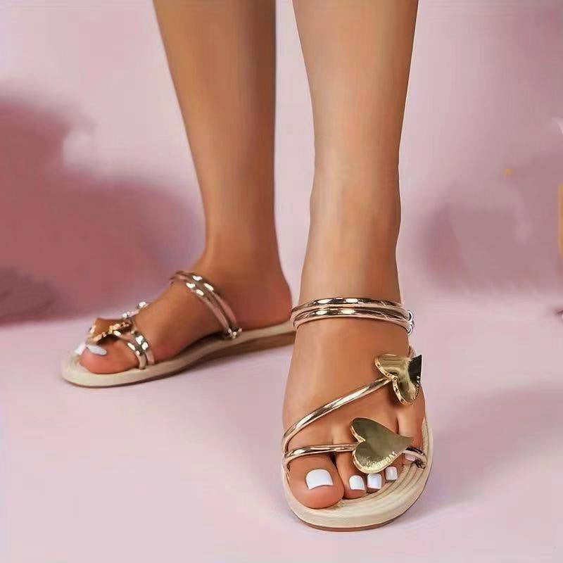 Flache Sandalen mit offener Zehe und herzförmigem Dekor