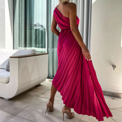 Asymmetrisches Plisseekleid mit schrägem Ausschnitt