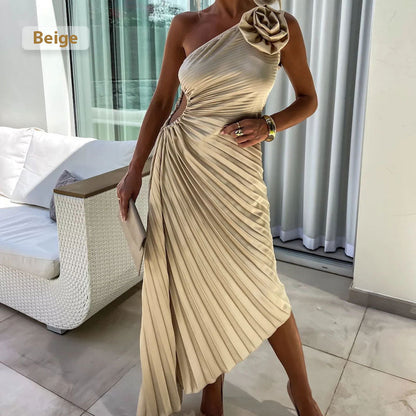 Asymmetrisches Plisseekleid mit schrägem Ausschnitt