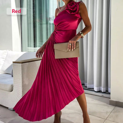 Asymmetrisches Plisseekleid mit schrägem Ausschnitt