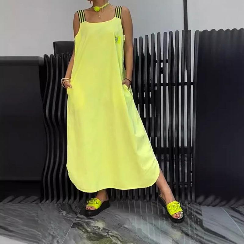 Kleid mit quadratischem Ausschnitt, gestreiften Trägern und Taschen