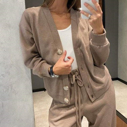 50%Rabatt💥 Herbstlicher neuer Stil Zweiteiliges Set aus gestrickter Jacke mit Knöpfen und Hose für Damen