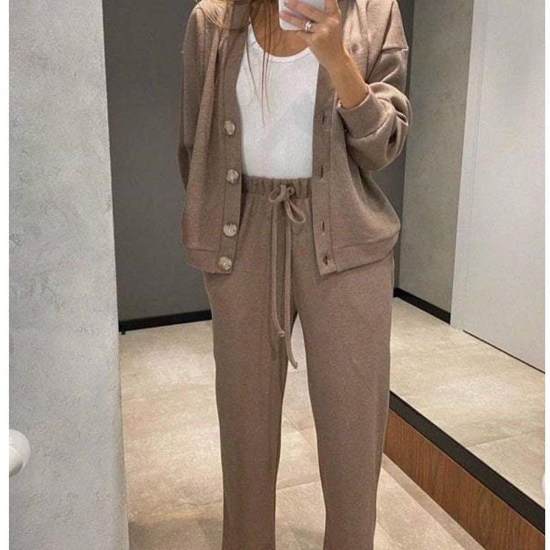 50%Rabatt💥 Herbstlicher neuer Stil Zweiteiliges Set aus gestrickter Jacke mit Knöpfen und Hose für Damen