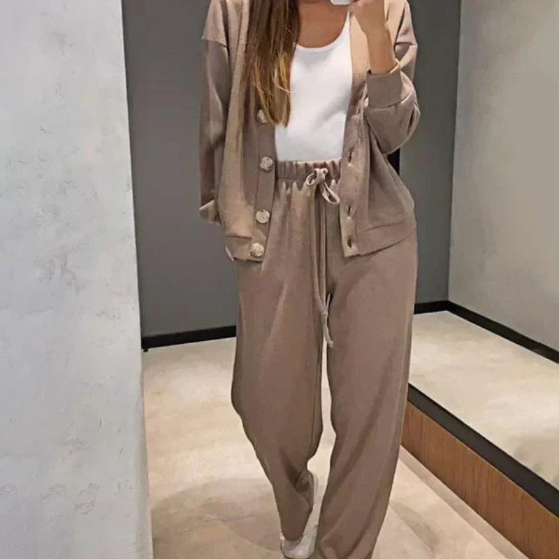 50%Rabatt💥 Herbstlicher neuer Stil Zweiteiliges Set aus gestrickter Jacke mit Knöpfen und Hose für Damen