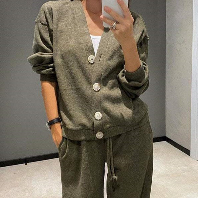 50%Rabatt💥 Herbstlicher neuer Stil Zweiteiliges Set aus gestrickter Jacke mit Knöpfen und Hose für Damen