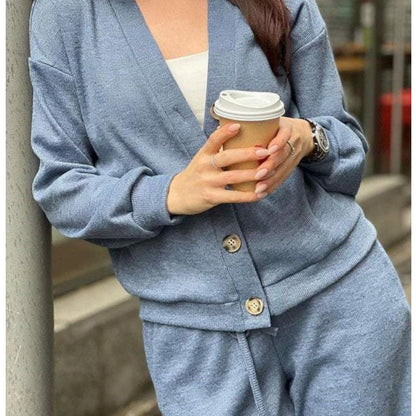 50%Rabatt💥 Herbstlicher neuer Stil Zweiteiliges Set aus gestrickter Jacke mit Knöpfen und Hose für Damen