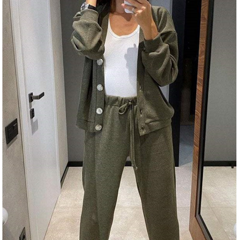50%Rabatt💥 Herbstlicher neuer Stil Zweiteiliges Set aus gestrickter Jacke mit Knöpfen und Hose für Damen