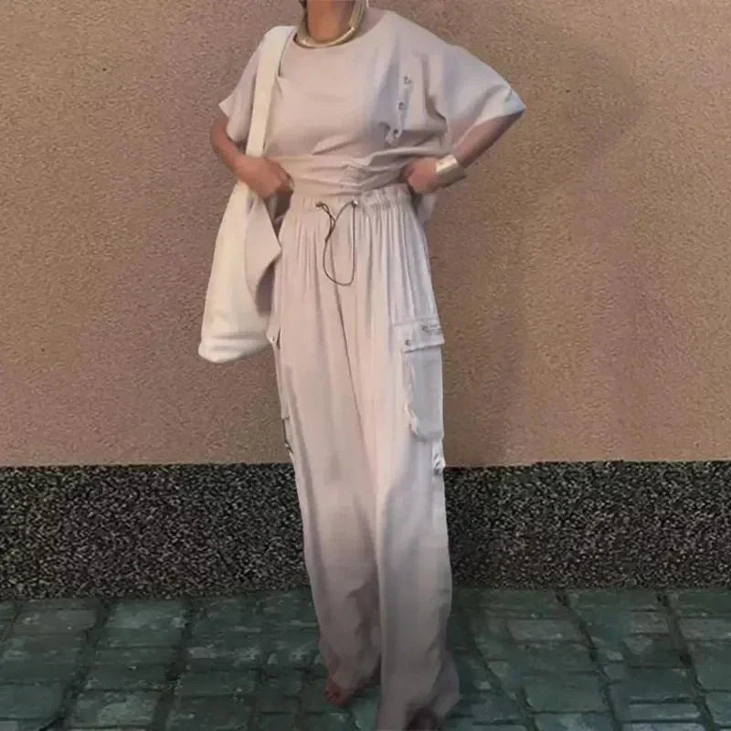 Zweiteiliger Damenanzug mit Rundhals-T-Shirt und Hose