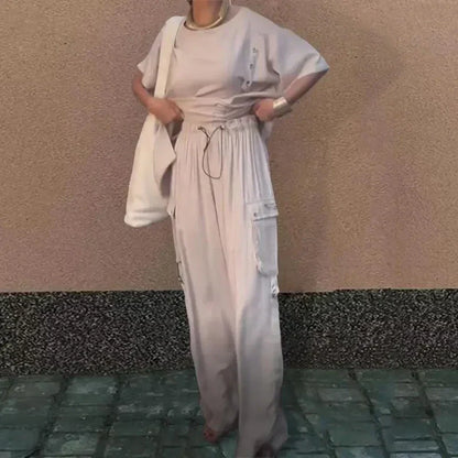 Zweiteiliger Damenanzug mit Rundhals-T-Shirt und Hose