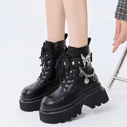 Stiefel mit runder Spitze und Schmetterlingsketten-Akzent