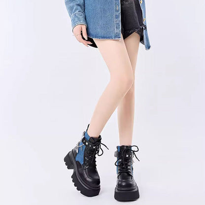 Stiefel mit runder Spitze und Schmetterlingsketten-Akzent