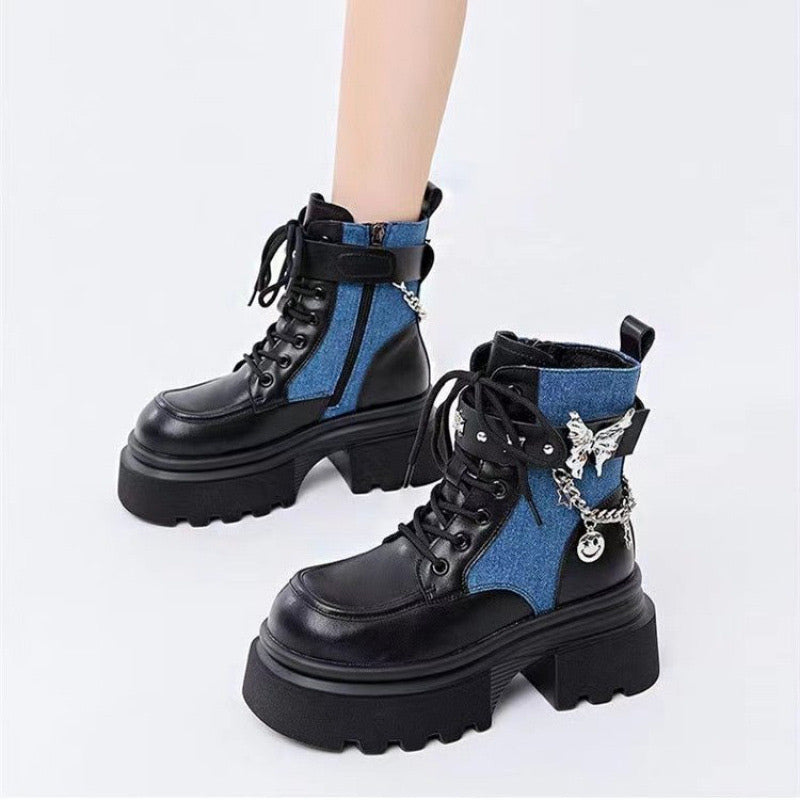 Stiefel mit runder Spitze und Schmetterlingsketten-Akzent