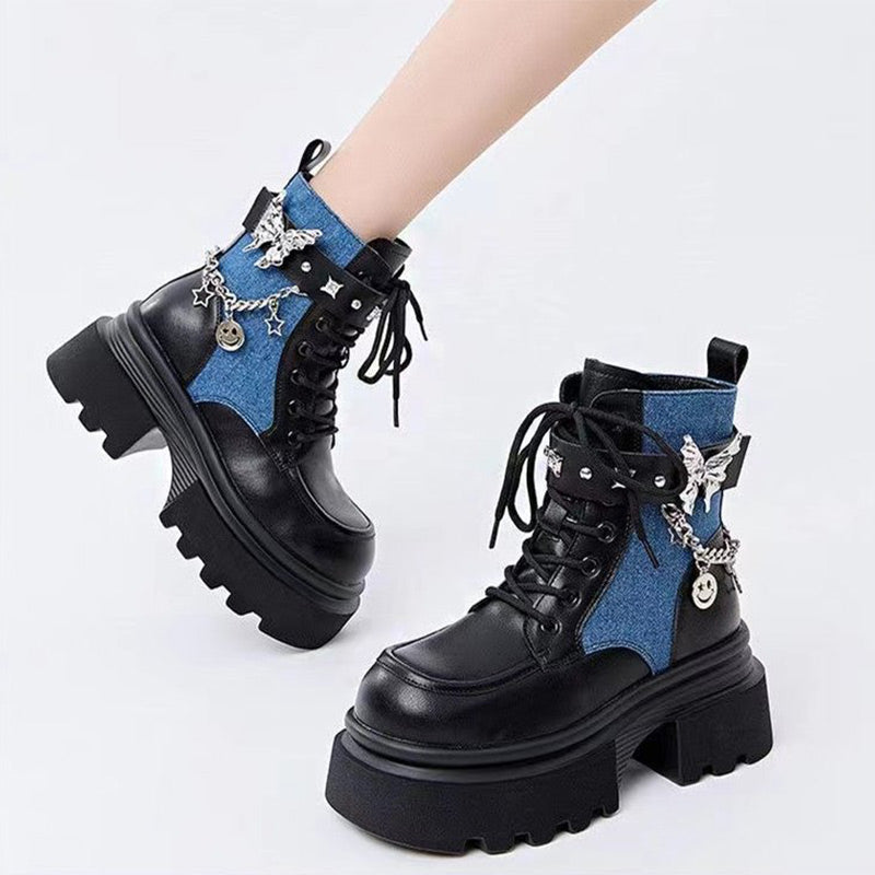 Stiefel mit runder Spitze und Schmetterlingsketten-Akzent