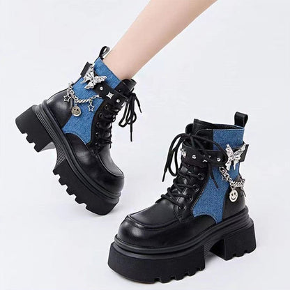 Stiefel mit runder Spitze und Schmetterlingsketten-Akzent