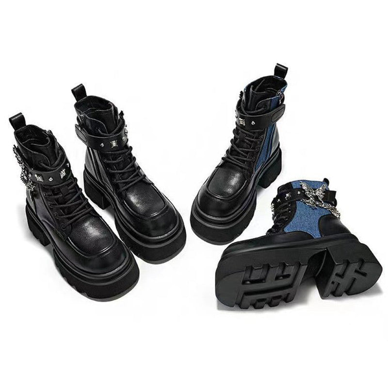 Stiefel mit runder Spitze und Schmetterlingsketten-Akzent