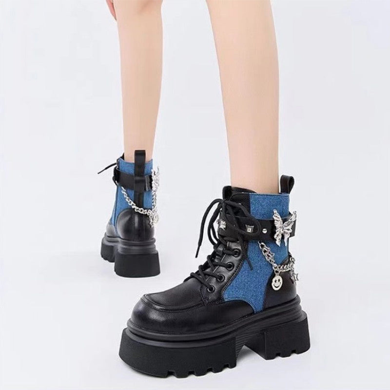Stiefel mit runder Spitze und Schmetterlingsketten-Akzent