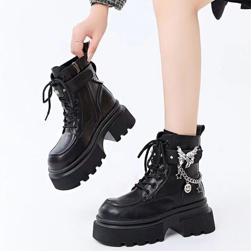 Stiefel mit runder Spitze und Schmetterlingsketten-Akzent