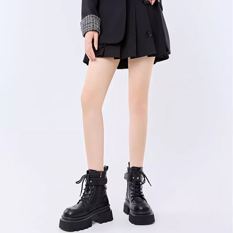 Stiefel mit runder Spitze und Schmetterlingsketten-Akzent