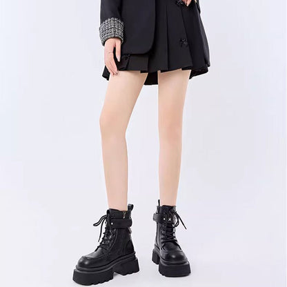 Stiefel mit runder Spitze und Schmetterlingsketten-Akzent