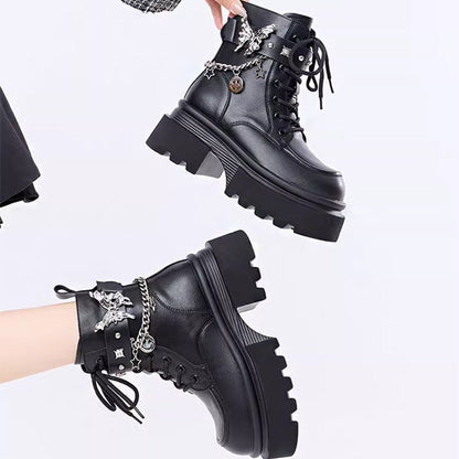 Stiefel mit runder Spitze und Schmetterlingsketten-Akzent