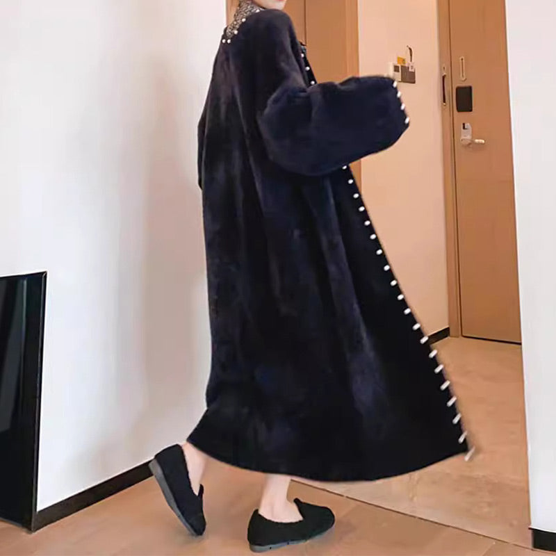 Luxuriöse flauschige Strickjacke mit Perlenbesatz für Damen