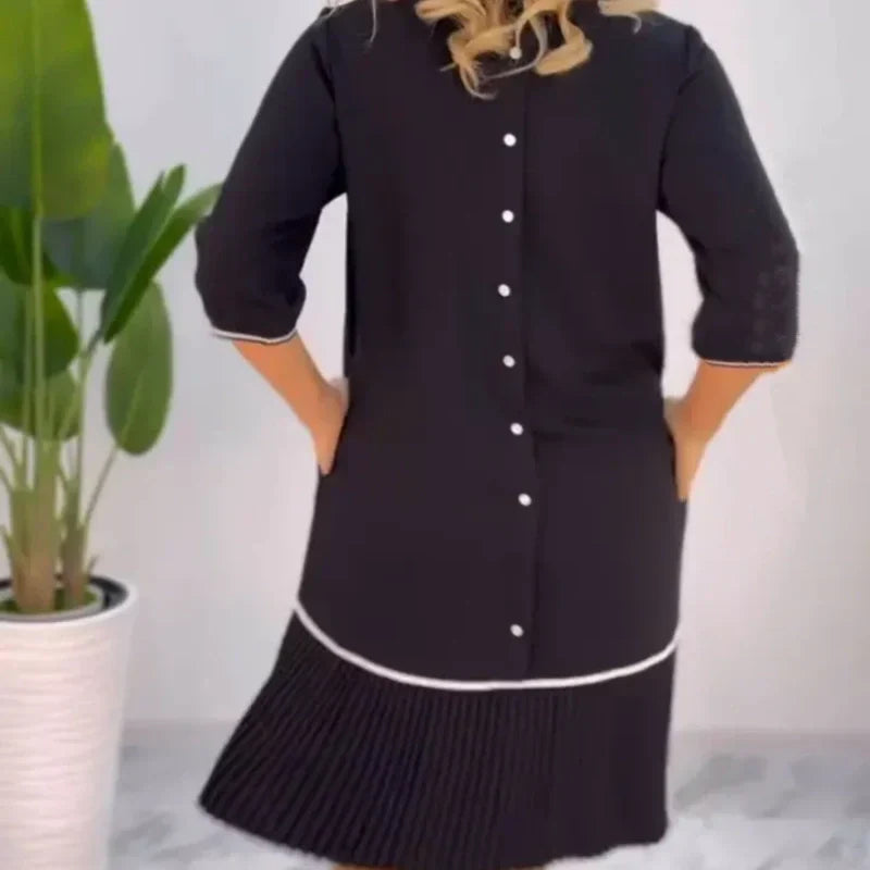 Damen-Kleid mit Rundhalsausschnitt, Knopfleiste auf der Rückseite und Falten
