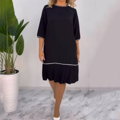 Damen-Kleid mit Rundhalsausschnitt, Knopfleiste auf der Rückseite und Falten
