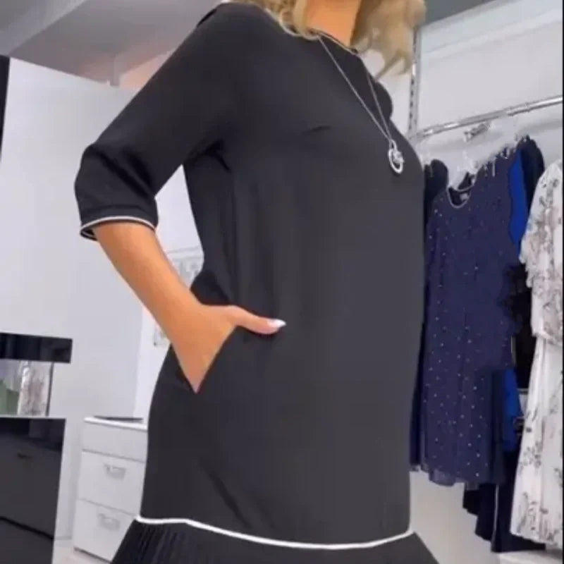 Damen-Kleid mit Rundhalsausschnitt, Knopfleiste auf der Rückseite und Falten