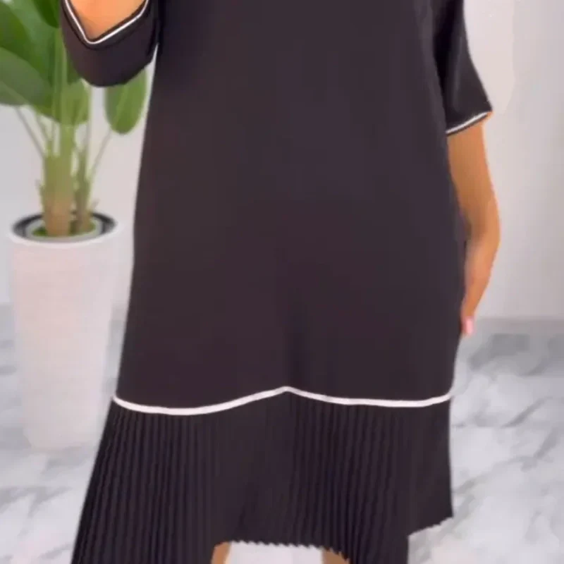 Damen-Kleid mit Rundhalsausschnitt, Knopfleiste auf der Rückseite und Falten