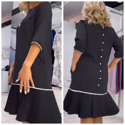 Damen-Kleid mit Rundhalsausschnitt, Knopfleiste auf der Rückseite und Falten