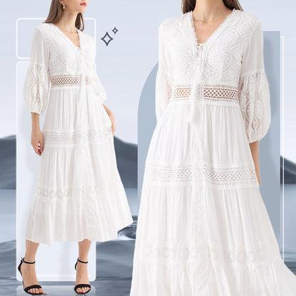 Weißes Boho-Midikleid mit V-Ausschnitt