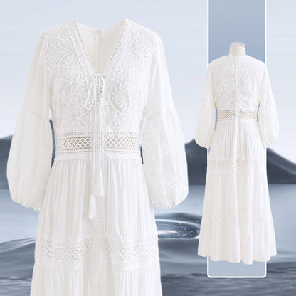 Weißes Boho-Midikleid mit V-Ausschnitt