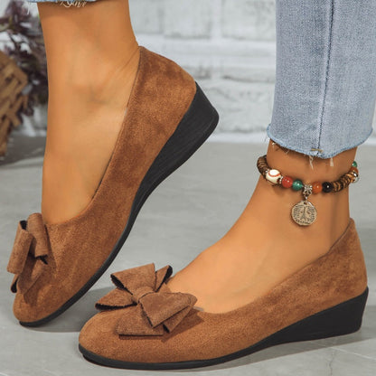 Loafer mit Keilabsatz und Schleifenknopf-Dekor
