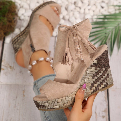 Damen-Sandalen mit offener Zehenpartie und Plateau-Keilabsatz und Quaste