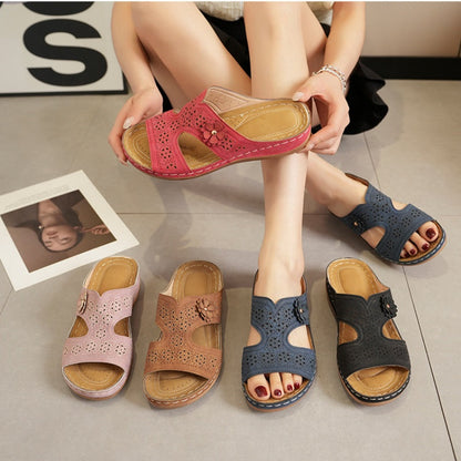 Modische Damen-Pantoletten mit perforiertem Obermaterial und dicker Sohle