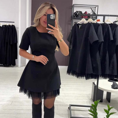 Glitzerndes Minikleid mit kurzen Ärmeln und Spitzenbesatz für Damen