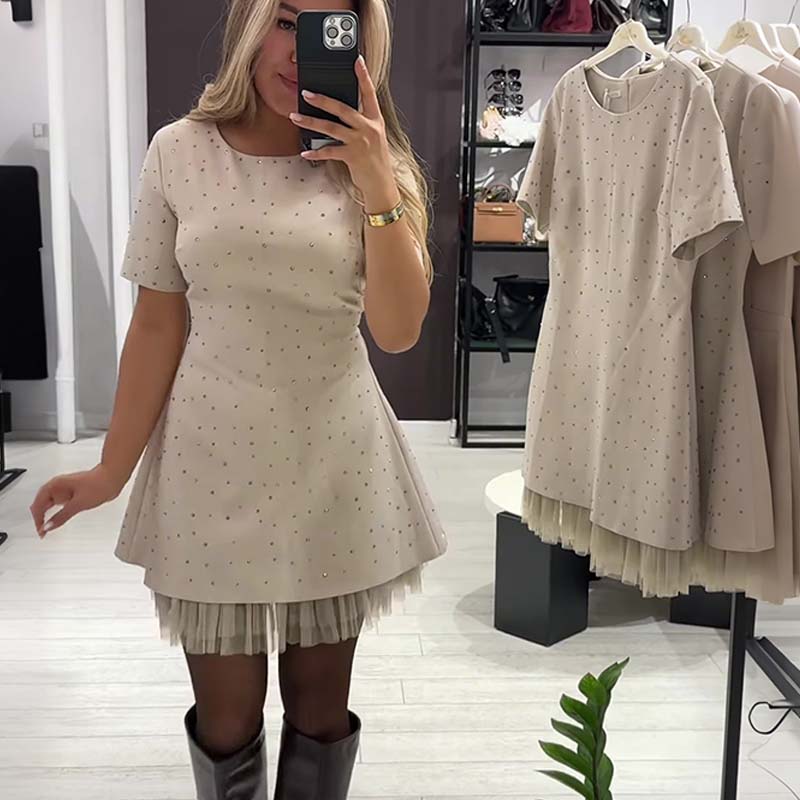 Glitzerndes Minikleid mit kurzen Ärmeln und Spitzenbesatz für Damen