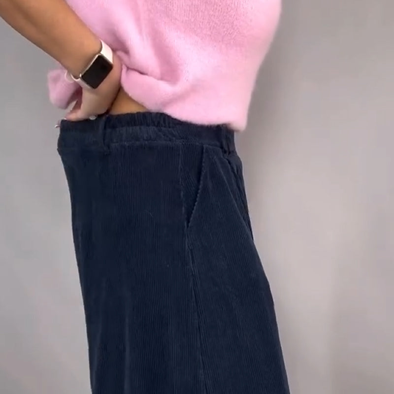 Komfortabel und schick: Set aus Strickoberteil und lockerer Hose mit weitem Bein