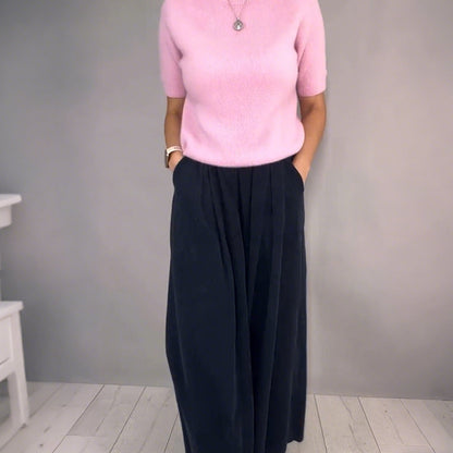 Komfortabel und schick: Set aus Strickoberteil und lockerer Hose mit weitem Bein