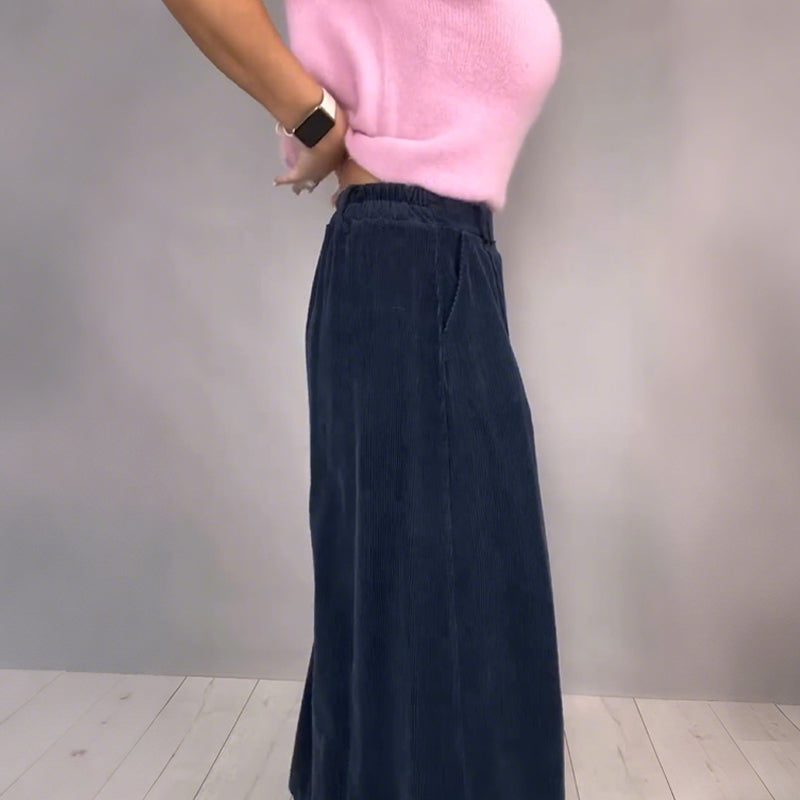 Komfortabel und schick: Set aus Strickoberteil und lockerer Hose mit weitem Bein