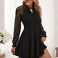 Elegantes Kleid mit Spitzenärmeln und verstellbarem Kragen zum Binden